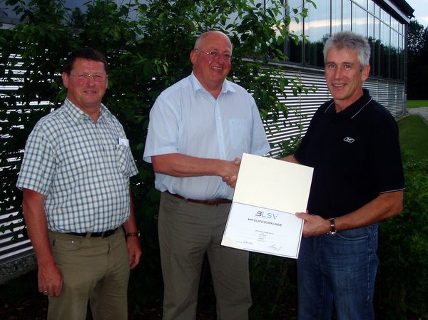 Offizielle Übergabe der Mitgliedsurkunde des BLSV durch Ludwig Zeiler an die JFG-Vorstände Hans Hahn (rechts) und Josef Niedermayer (links)